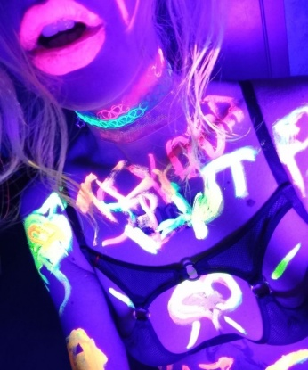 Опытная и страстная блондинка ждет тебя в уютной обстановке для горячих объятий и страстных поцелуев. Я знаю, чего хочешь ты, и готова удовлетворить все твои желания. Позволь мне погрузить тебя в мир настоящего наслаждения. 2247, 20 лет