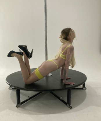 Опытная и страстная блондинка ждет тебя в уютной обстановке для горячих объятий и страстных поцелуев. Я знаю, чего хочешь ты, и готова удовлетворить все твои желания. Позволь мне погрузить тебя в мир настоящего наслаждения. 2247, 20 лет